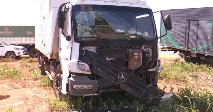 Carreta e três caminhões se envolvem em engavetamento na BR-163 em Sorriso