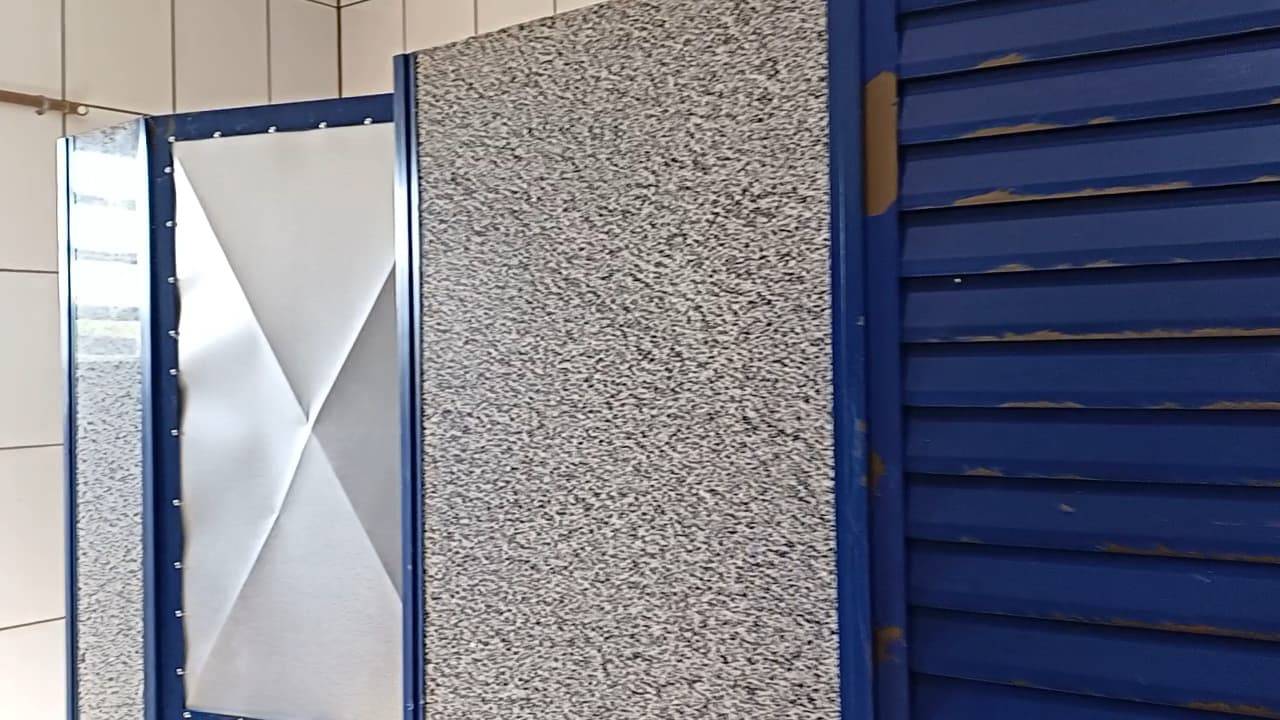 Escola EEDIEB José Dias realiza conserto em portas de banheiros quebradas por vândalos