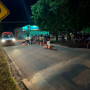 Mulher fica ferida após cair de moto ao passar por quebra-molas em Juara