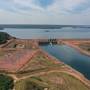 Usina hidrelétrica reduz nível de reservatório por segurança e provoca morte de peixes e barcos ficam encalhados 