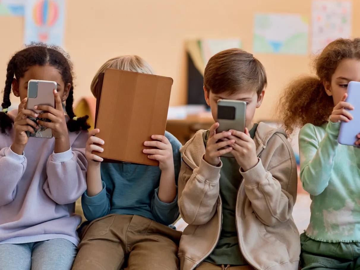 Dar celular antes dos 12 anos aumenta riscos à saúde física e mental, revela estudo com 10 mil adolescentes