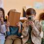 Dar celular antes dos 12 anos aumenta riscos à saúde física e mental, revela estudo com 10 mil adolescentes