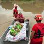 Bombeiros usam embarcação para resgatar idosa acamada e filha ilhadas em alagamento