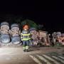 Corpo de Bombeiros retira corpo de vítima presa às ferragens de carreta após acidente