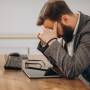 Riscos psicossociais no trabalho provocam mais de 840 mil mortes por ano no mundo, aponta OIT