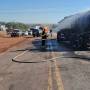Bombeiros controlam incêndio em carreta-tanque com combustível de aviação na BR-163