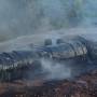Bombeiros controlam incêndio em carreta tombada na BR-163