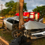 Acidente grave deixa empresário ferido em Juara. Carro sai da pista, atinge uma árvore e fica destruído na Avenida Rio Arinos. 