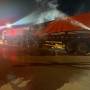 Corpo de Bombeiros combate incêndio em carreta carregada com milho 